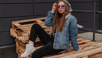 mujer-hipster-estilo-joven-fresco-urbano-ropa-juvenil-casual-moda-gafas-moradas-moda-posa-ciudad-modelo-moda-chica-glamorosa-sienta-palets-madera-calle-estilo-primaveral_338491-9747